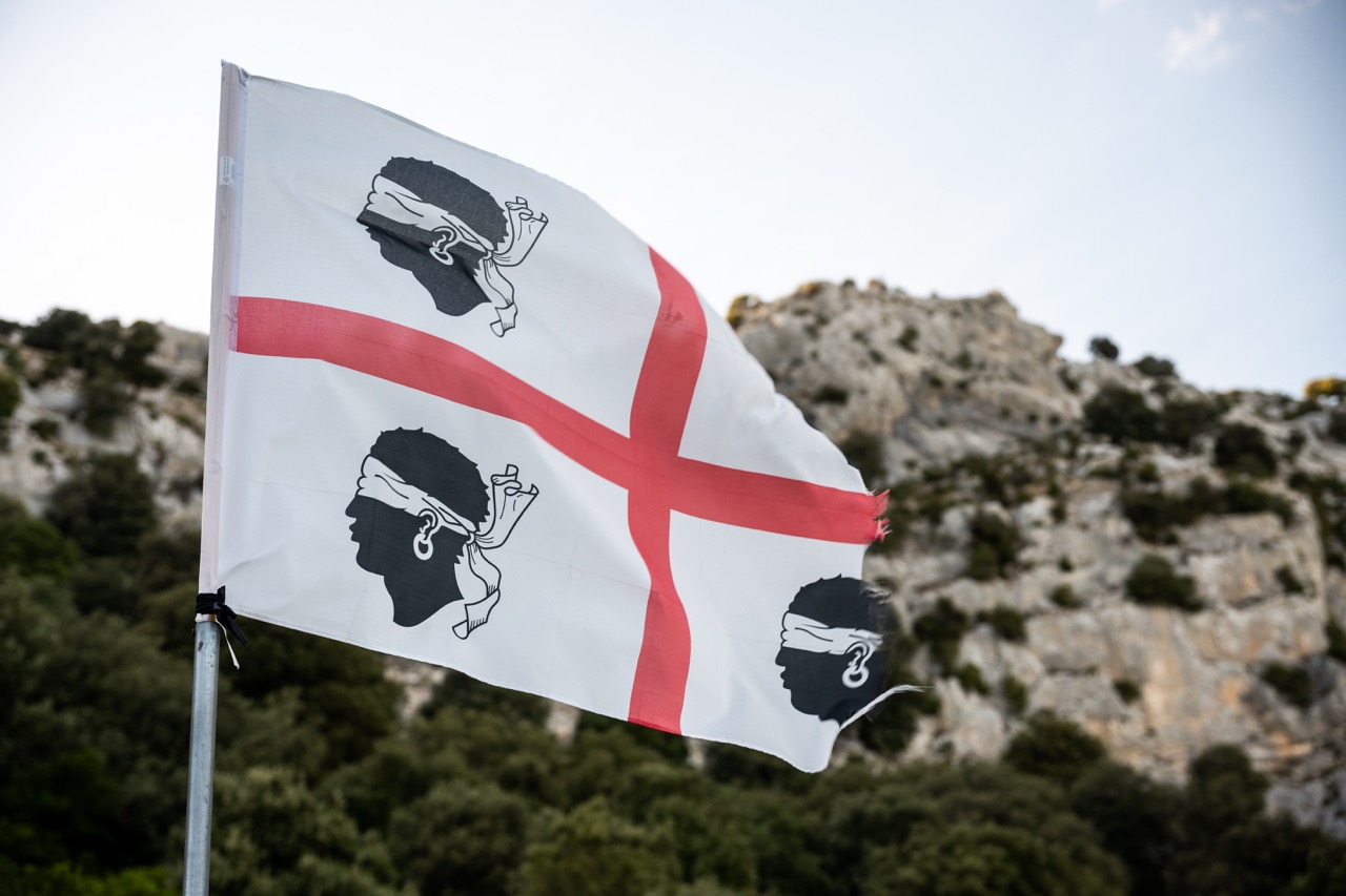 Bandiera della Sardegna lungo il percorso di RunAround